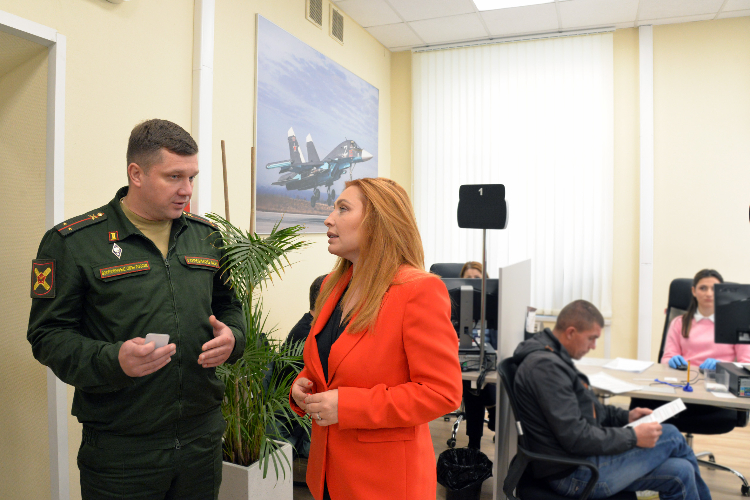 Анастасия Спиридонова посетила Единый пункт отбора на военную службу в Москве