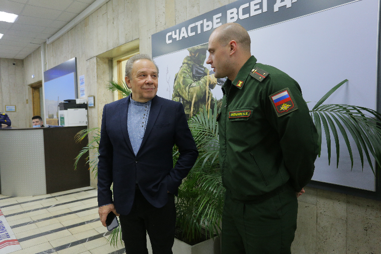 Артист Владимир Девятов встретился с контрактниками в Едином пункте отбора на военную службу в Москве