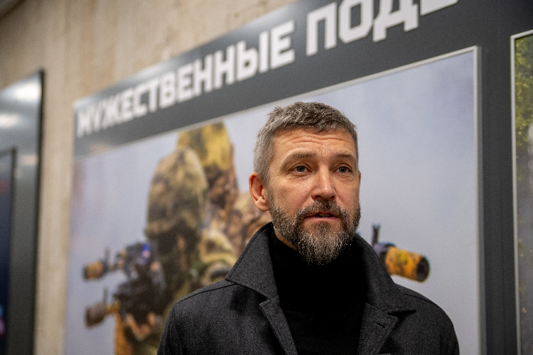 Солист группы Uma2rmaH встретился с контрактниками в Едином пункте отбора на военную службу в Москве