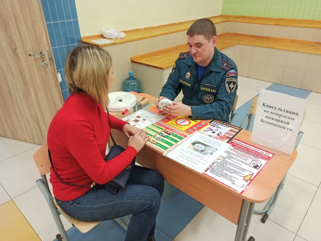 Сотрудники МЧС встретились с жителями ЗАО