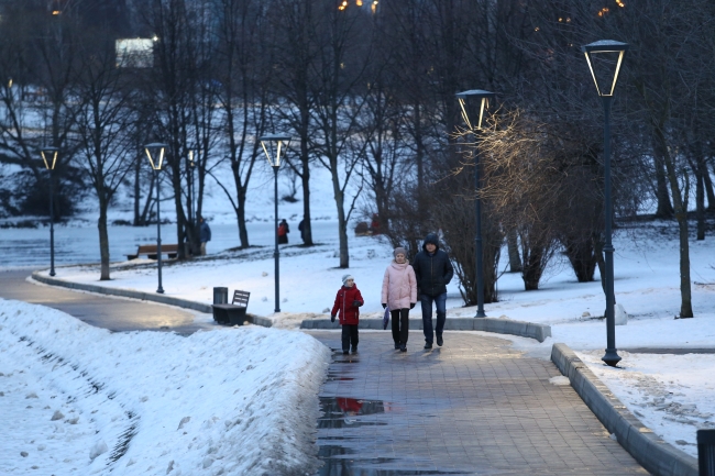 В парке у Большого Очаковского пруда восстановили освещение