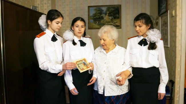 С песней по жизни. Ветерана войны поздравили с праздником кадеты