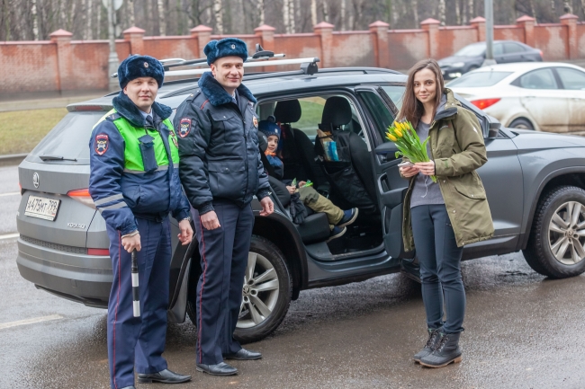Букет тюльпанов и добрые пожелания. Сотрудники ГИБДД по ЗАО поздравили автоледи с 8 Марта