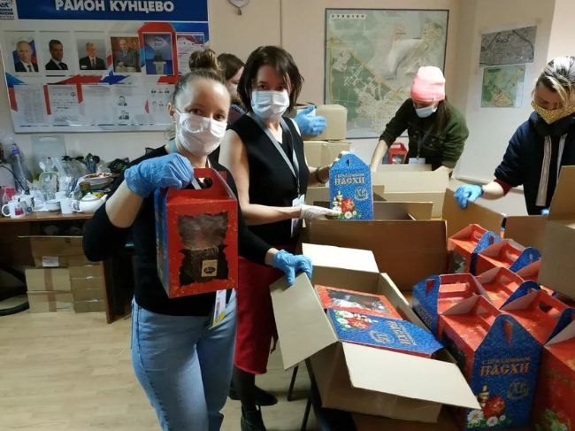 С заботой и вниманием. Ветераны, одинокие пенсионеры и многодетные семьи к Пасхе получили куличи