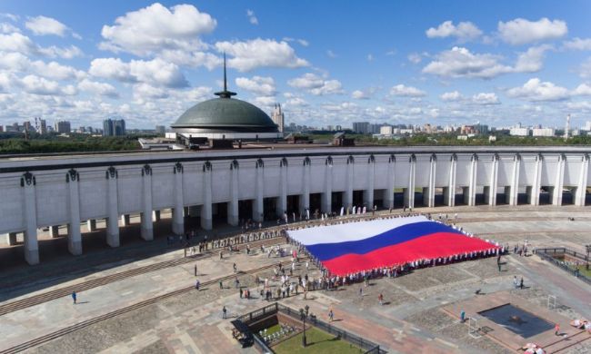 Гигантский триколор и сотни воздушных шаров. Как Музей Победы отметит День государственного флага?