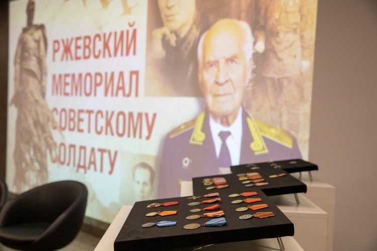 Более 30 наград военного летчика переданы в дар Музею Победы