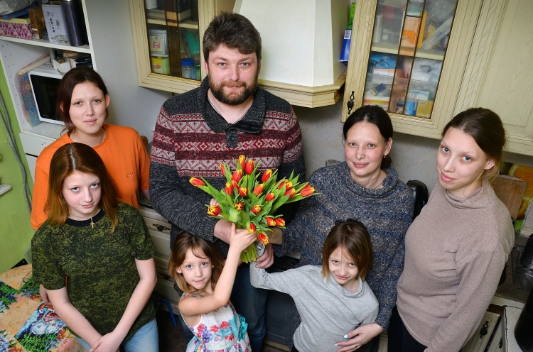 Предпраздничные хлопоты по случаю 8 марта в многодетной семье из Кунцева