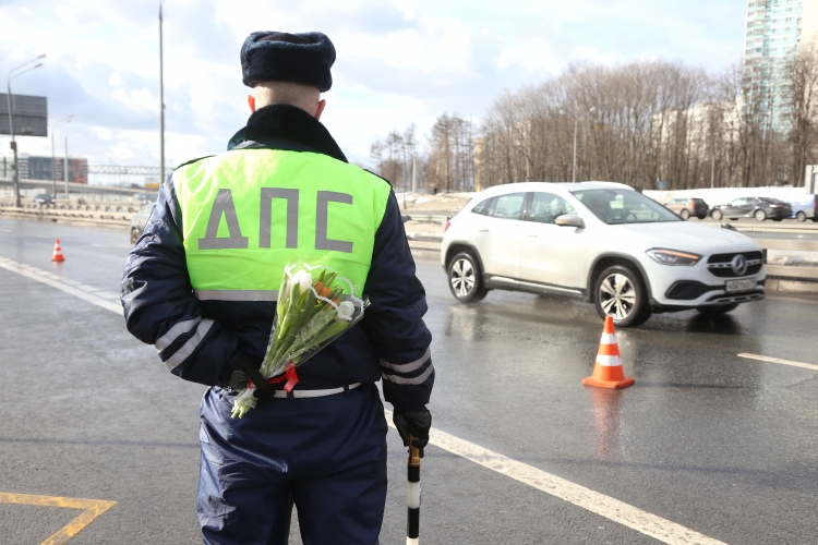 Сюрпризы на дороге: тюльпаны для автоледи