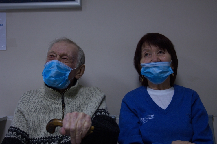 Теперь можно увидеться с внуками: 82-летний житель Крылатского сделал прививку от COVID-19