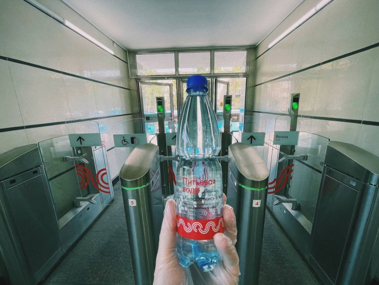 Знойное лето в мегаполисе. На некоторых станциях метро и МЦК в ЗАО организована бесплатная раздача питьевой воды