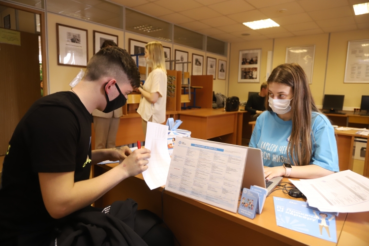 Найти работу рядом с домом. В ЗАО провели ярмарку вакансий