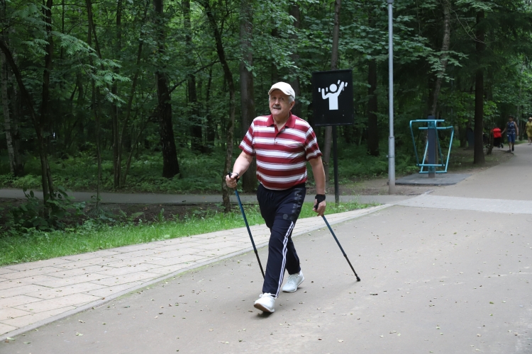«После прививки возобновил занятия в бассейне», - рассказывает 67-летний житель ЗАО