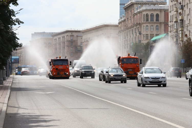 Полив дорог и аэрация: уход за территорией ЗАО в жару