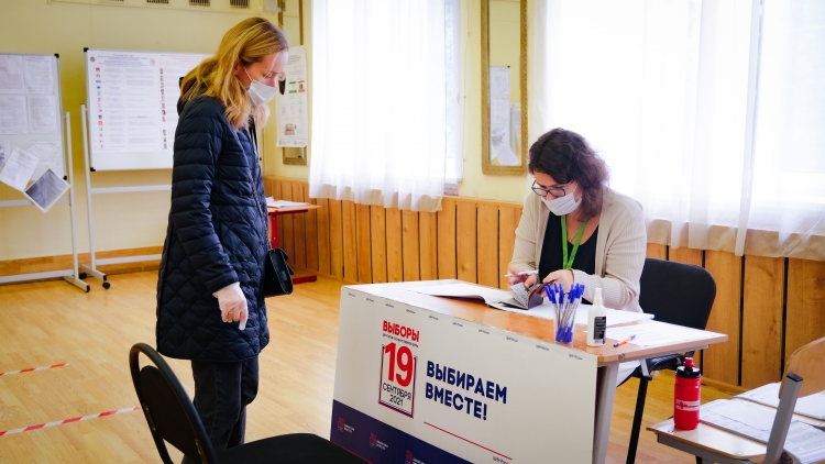 Жители ЗАО голосуют: репортаж с избирательного участка № 2760 в Раменках
