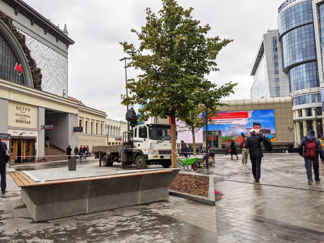 Важное дополнение. У Киевского вокзала поставили скамейки
