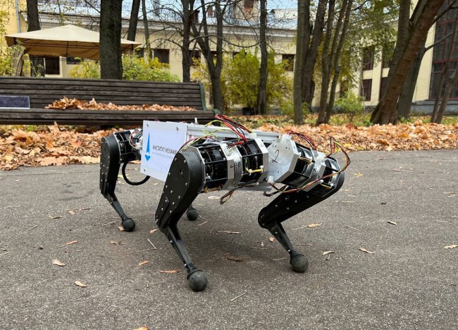 Ученые МГУ показали первого шагающего робота российского производства