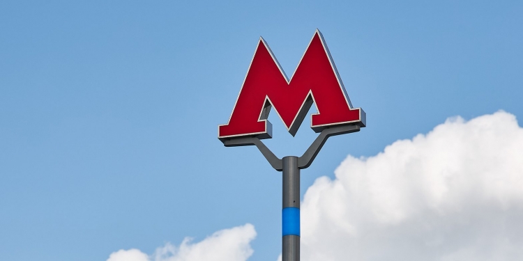 На станции метро «Молодежная» проходят работы по замене облицовки стен