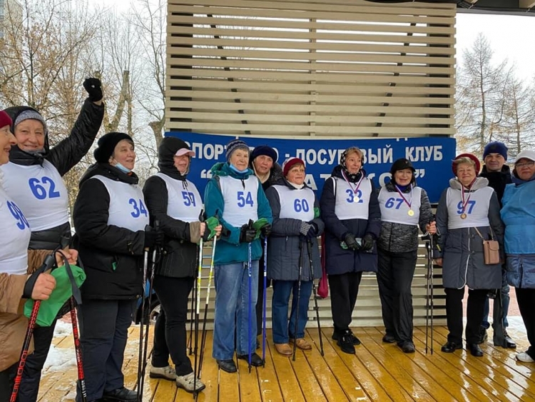 Оздоровительная дистанция. В Крылатском провели первенство по скандинавской ходьбе