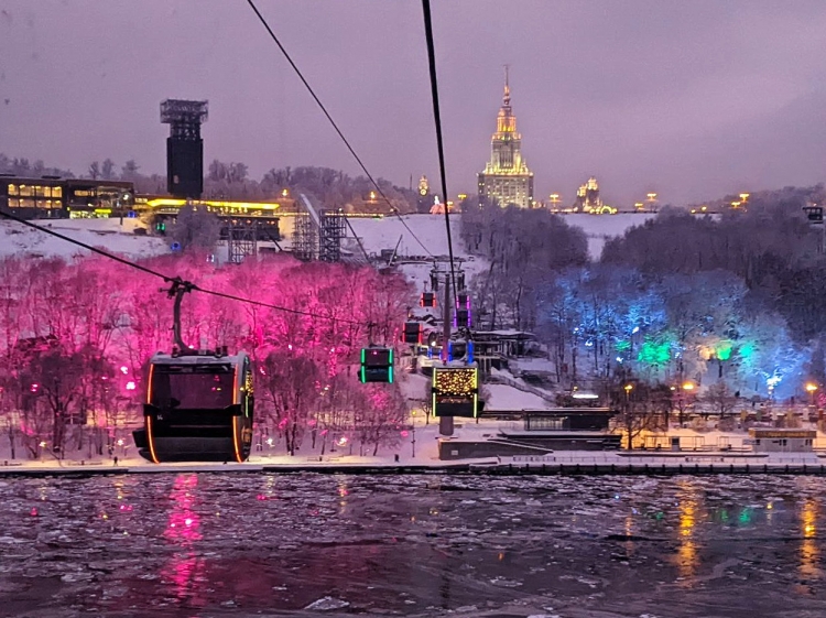 Новый год на высоте. Московская канатная дорога преобразилась в преддверии праздников