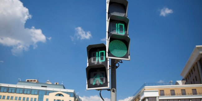 На месте повышенной аварийности в Западном округе появился новый светофор