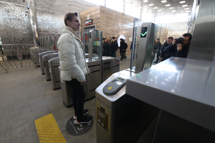 Тинькофф как оплатить проезд. Терминал безналичной оплаты тинькофф. Терминалы в автобусе для оплаты картой. Биометрия. Оплатить проезд по кутузовскому.