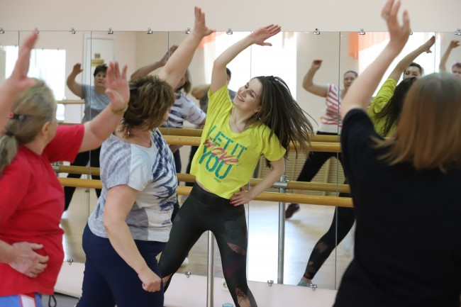 Танцуют все! В КЦ «Рублево» для участников «Московского долголетия» проводят занятия по Зумбе