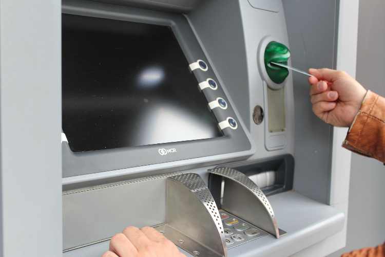 В Западном округе на 9 станциях метро появятся новые банкоматы