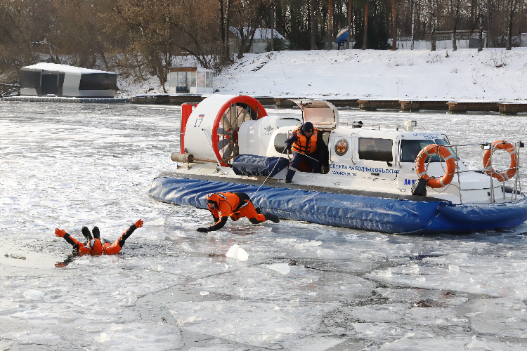 Как не угодить в полынью. Корреспондент «НЗМ» проверил прочность льда на Москве-реке