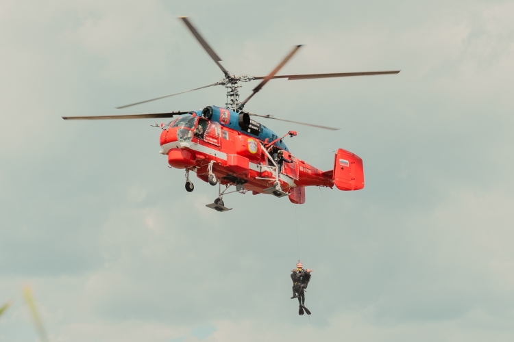 Помощь придет с неба. Московский авиацентр продемонстрировал навыки по тушению пожаров и спасению людей