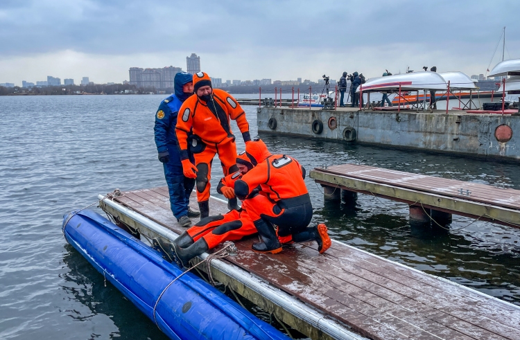 Помощь с суши и воздуха. Московские спасатели придут на выручку утопающим круглый год