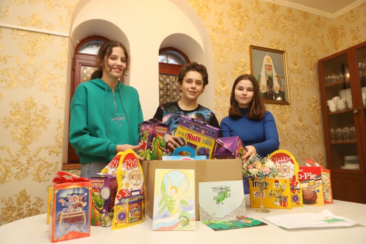 Тепло детских рисунков. Жители ЗАО собрали трогательные посылки для бойцов СВО