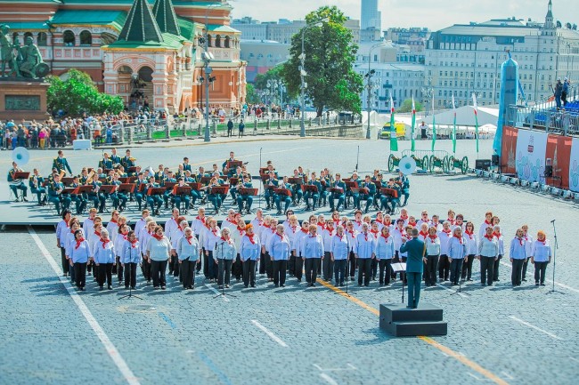 Выступление на фестивале «Спасская башня», мастер-классы в ЦМД. Как проводит лето самый большой коллектив проекта «Московское долголетие»
