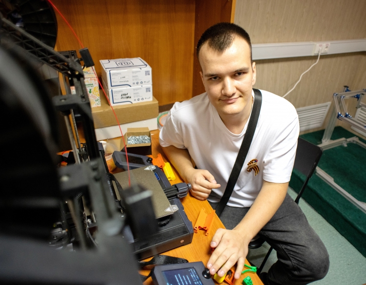 Смекалка спасает жизни. В Ново-Переделкине студент разработал для СВО устройство, останавливающее кровь у раненых