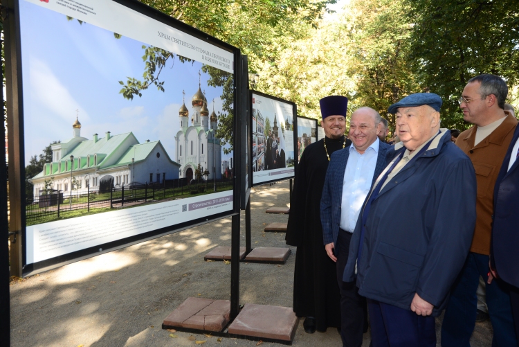 Место духовной силы. На Гоголевском бульваре открылась фотовыставка, посвящённая строительству православных храмов в Москве