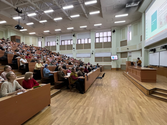 Один из лучших вузов страны - для участников «Московского долголетия». В МГУ стартует курс для горожан старшего возраста
