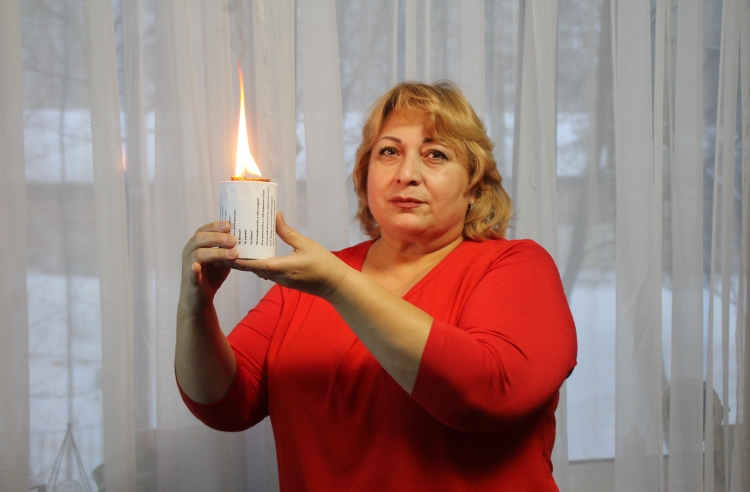 Согревающие руки поддержки. Жительница ЗАО помогает медикам в Луганском госпитале