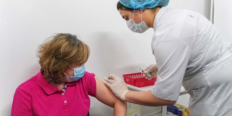 В ТЦ на выездах из Москвы заработали пункты вакцинации от COVID-19