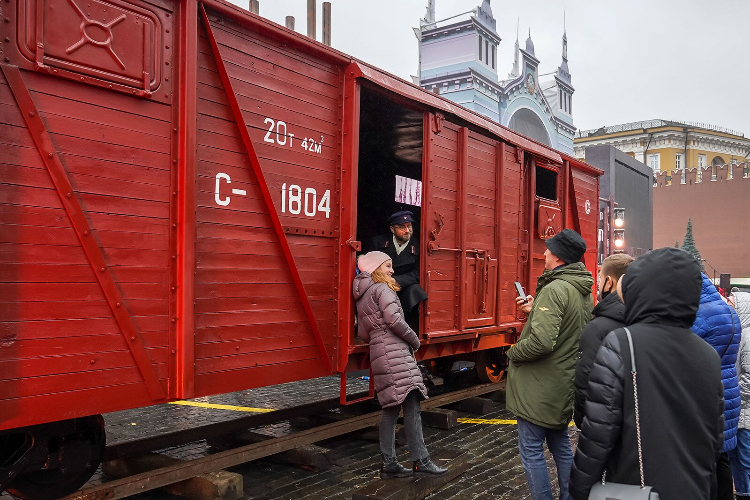 Иммерсивный музей на Красной площади за первые два часа работы посетили более 20 тыс человек