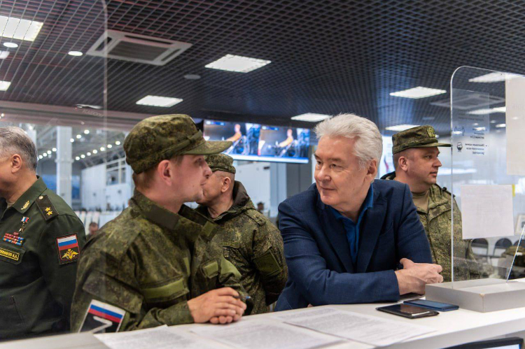 Собянин встретился с размещенными в центрах «Авангард» и «Патриот» московскими контрактниками