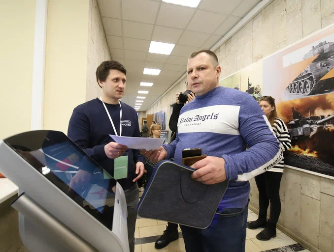 Пришедшие на пункт отбора контрактников в Москве рассказали о своей мотивации