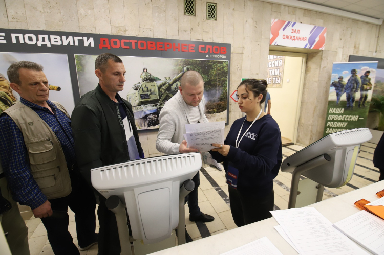 Пришедшие на пункт отбора контрактников в Москве рассказали о необходимости защиты страны