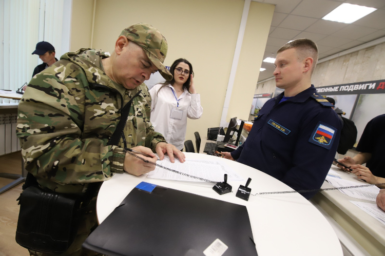 Будущие контрактники рассказали о сподвигнувших их записаться на службу причинах