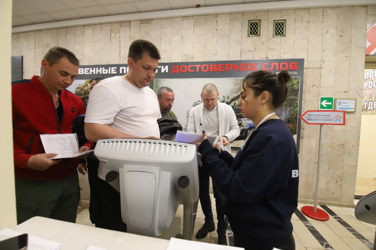 Отправляющиеся служить в войсках по контракту рассказали о своей мотивации