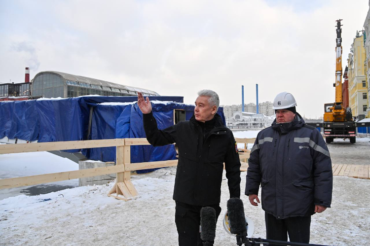 Собянин осмотрел ход строительства пешеходного моста через Водоотводный канал Москвы-реки