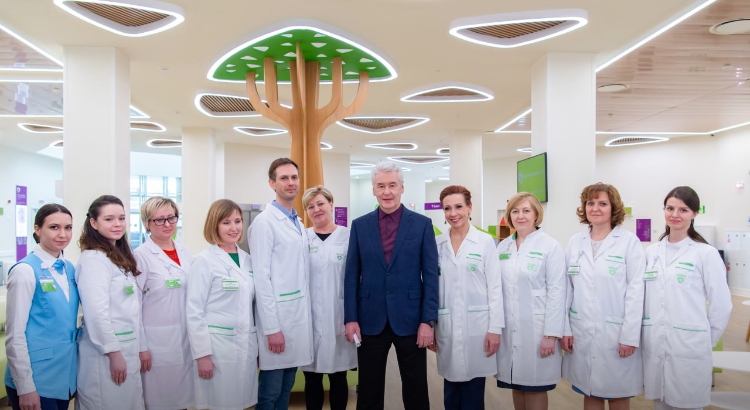 Собянин продлил программу обеспечения медработников форменной одеждой