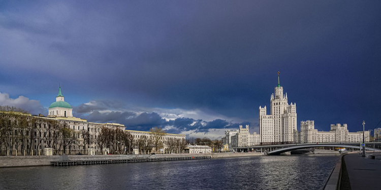 Москвичей предупредили о дожде и сильном ветре 12 апреля