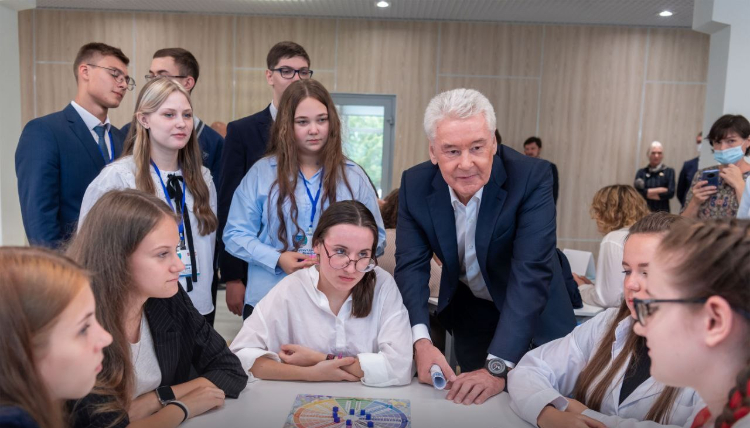 Сергей Собянин поздравил московских выпускников с успешным окончанием школы