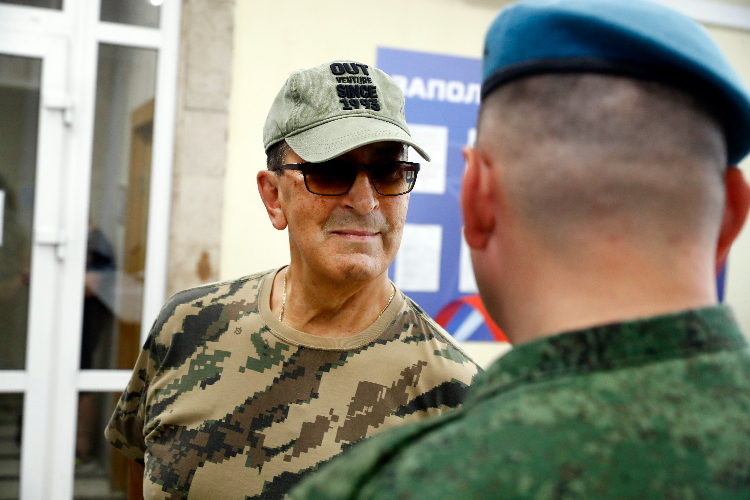 Народный артист РФ Александр Буйнов посетил Единый пункт отбора на военную службу в Москве
