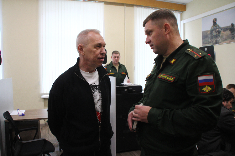 Музыкант Александр Скляр посетил Единый пункт отбора на военную службу в Москве