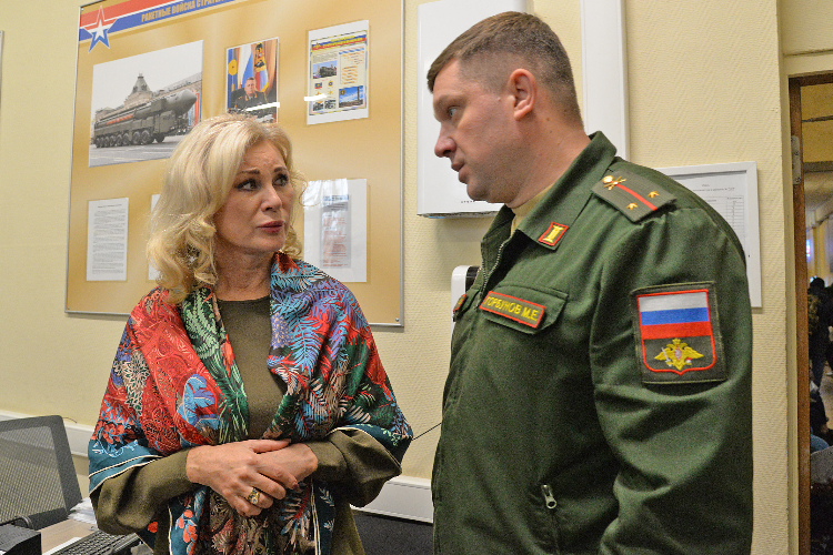 Певица Вика Цыганова посетила Единый пункт отбора на военную службу в Москве